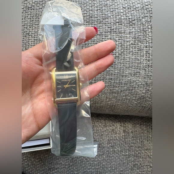 Brand New authentic & Sealed Michael Kors Leather Watch with tag on and box ! - Picture 4 of 10